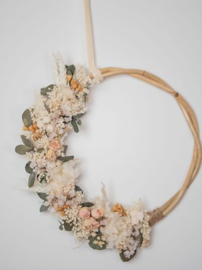 bastidor trenzado bianca con flores preservadas