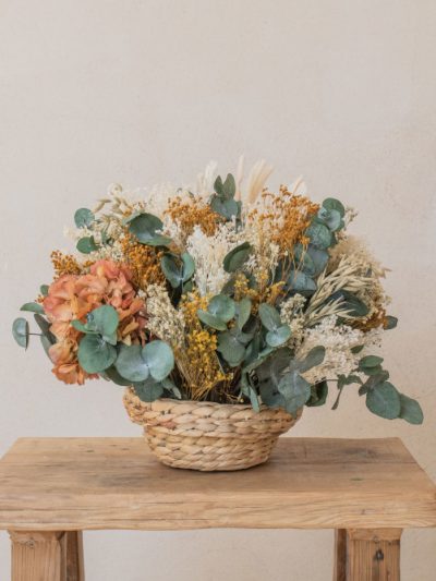 cesta con flores preservadas julieta