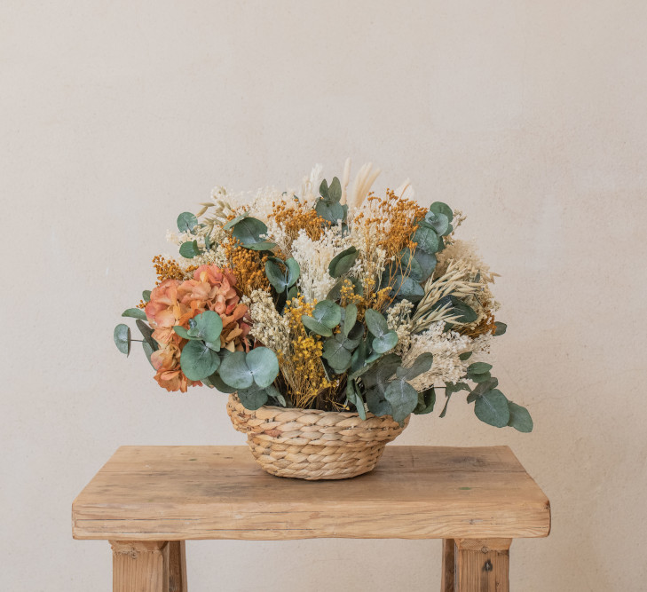 cesta con flores preservadas julieta