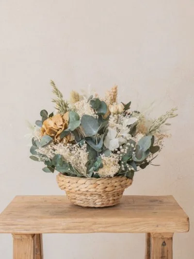 cesta con flores preservadas marie