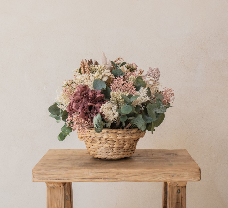 cesta con flores preservadas violeta