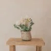 Cesta con asa con flores preservadas Bianca