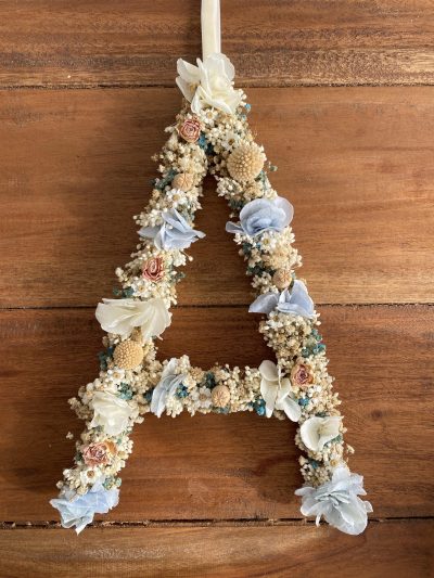 letra con flores preservadas camomile bouquet