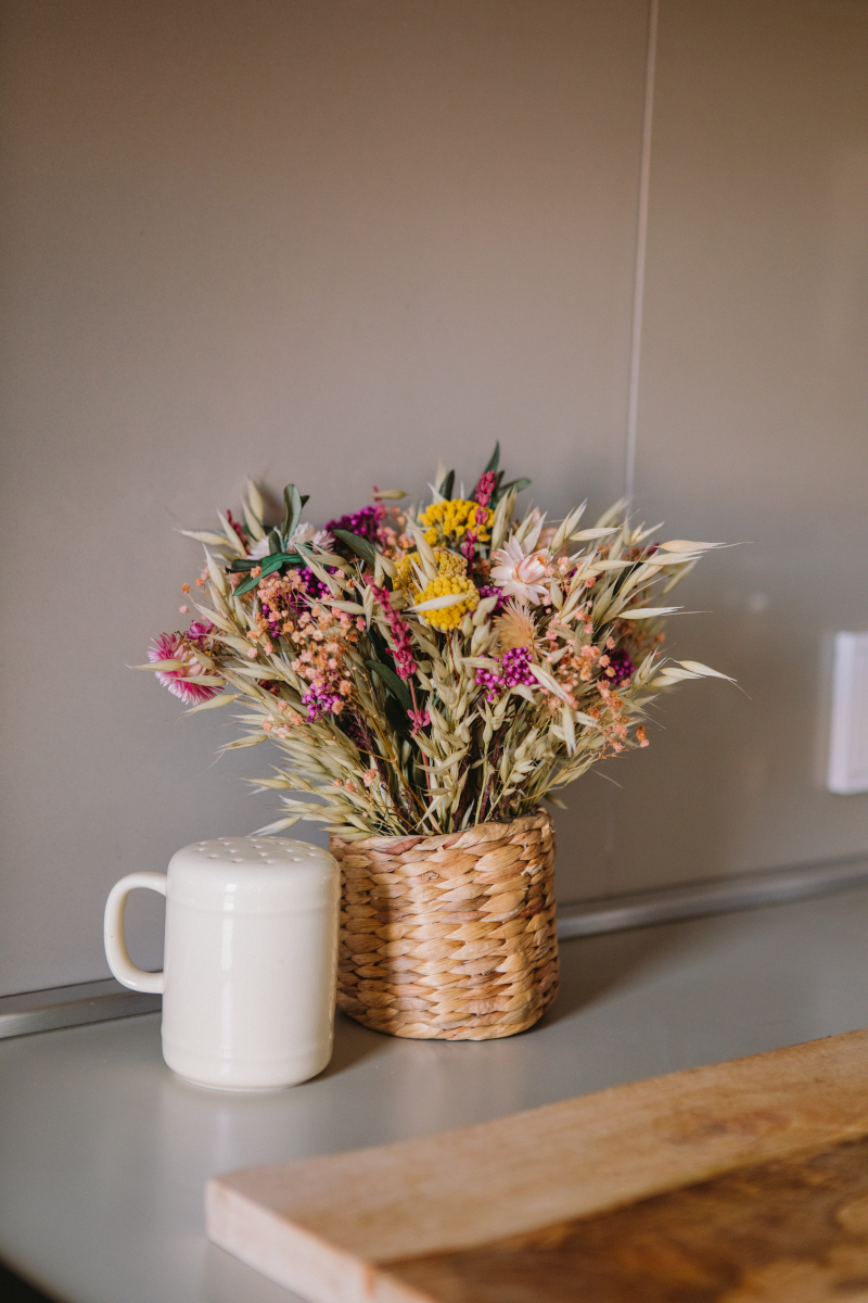 Cestita con flores preservadas silvestre - Camomile Bouquet