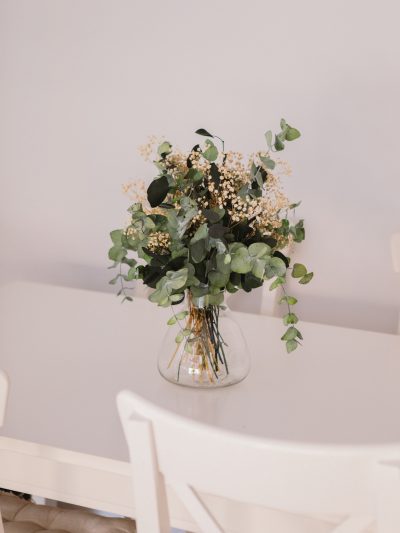 Jarrón con flores preservadas de paniculata y eucalipto preservado - Camomile Bouquet 1