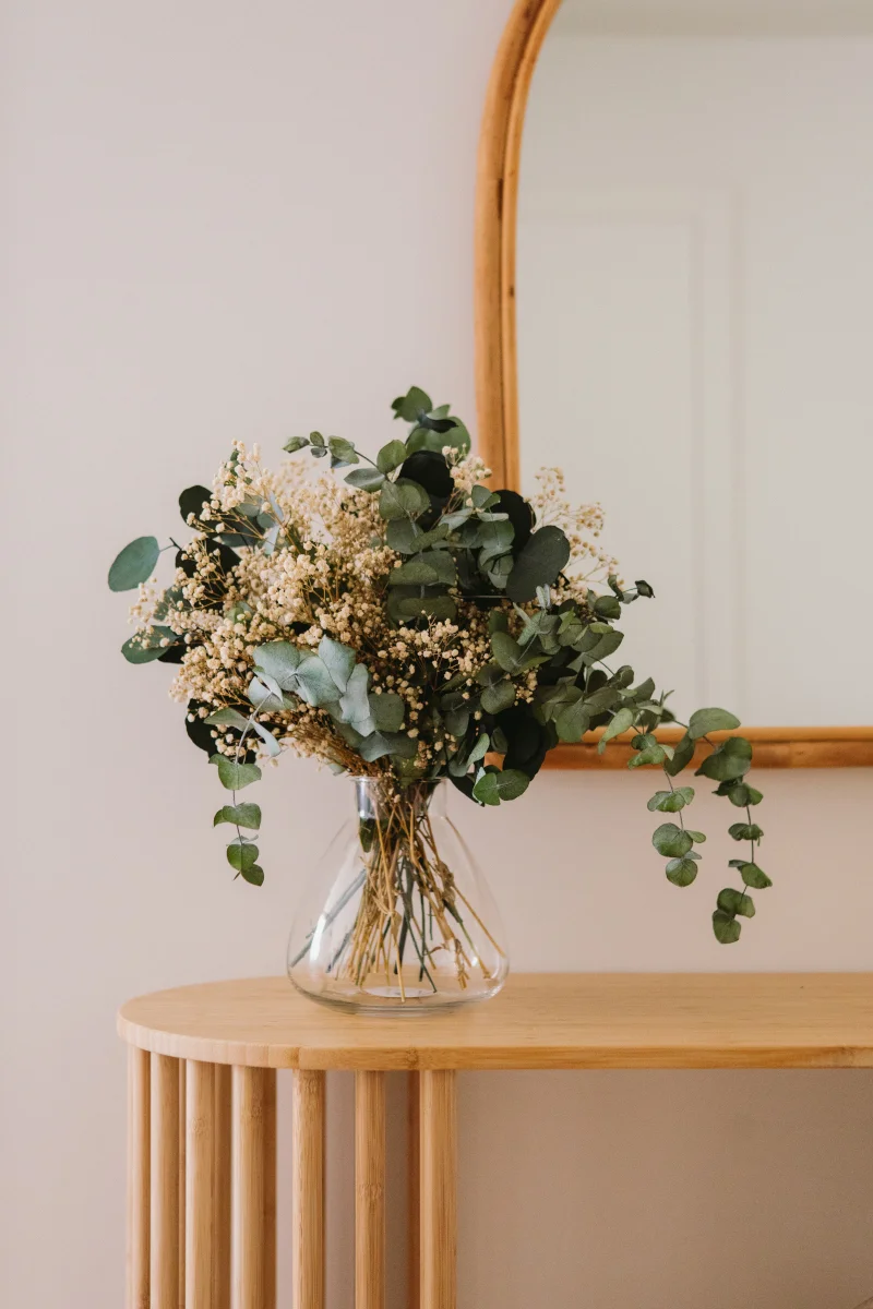 Jarrón con flores preservadas de paniculata y eucalipto preservado - Camomile Bouquet