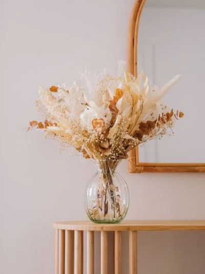 Jarrón con flores preservadas de vidrio verde Albar - Camomile Bouquet