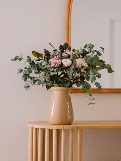 Jarrón con peonias preservadas estándar