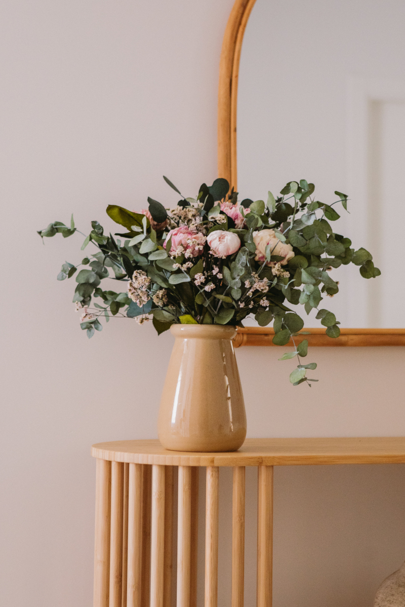 Jarrón con peonias preservadas estándar