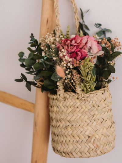 Cesta con flores preservadas con asita Chloé - Camomile Bouquet