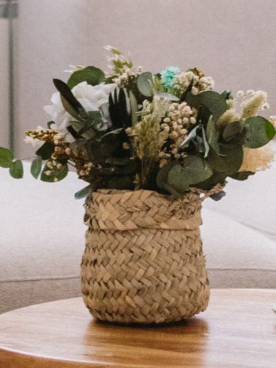 Cestita con asa con flores preservadas estándar Miranda - Camomile Bouquet