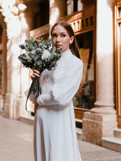 Ramo de novia de flores preservadas hortensias, rosas de jardín y eucalipto - Camomile Bouquet 1