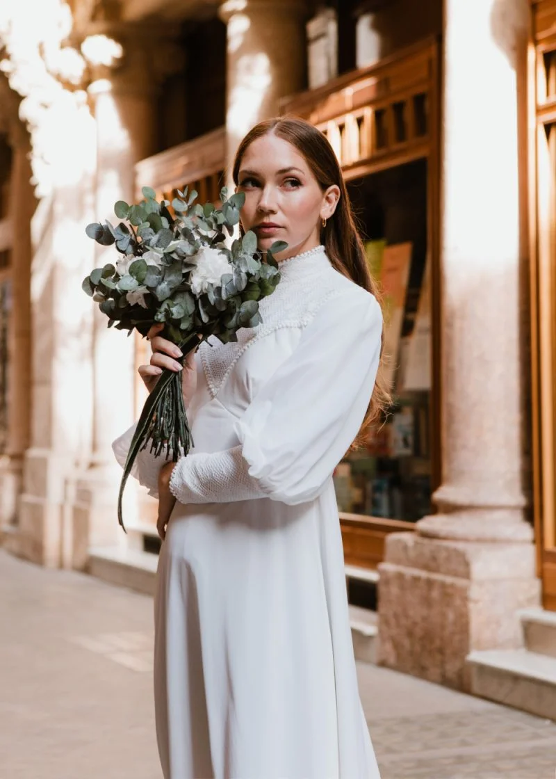 Ramo de novia de flores preservadas hortensias, rosas de jardín y eucalipto - Camomile Bouquet 1