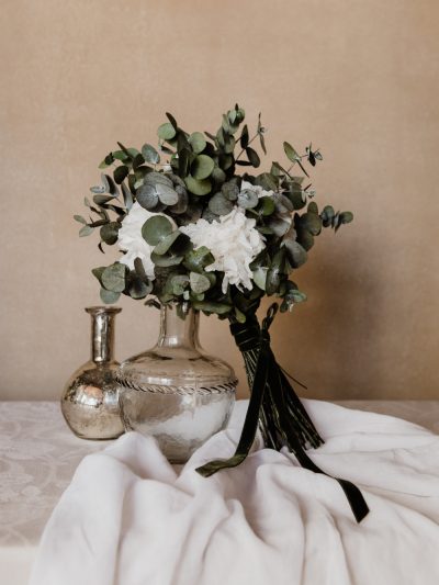 Ramo de novia de flores preservadas hortensias, rosas de jardín y eucalipto - Camomile Bouquet