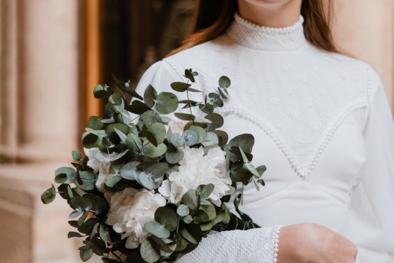 Ramo de novia de flores preservadas hortensias, rosas de jardín y eucalipto - Camomile Bouquet 5