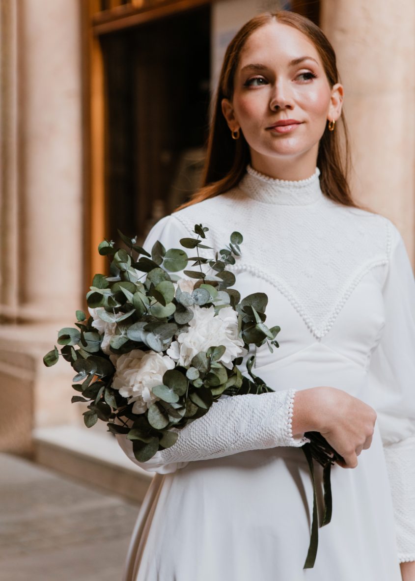 Ramo de novia de flores preservadas hortensias, rosas de jardín y eucalipto - Camomile Bouquet 5