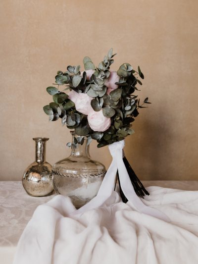 Ramo de novia desenfadado peonias y eucalipto preservado - Camomile Bouquet 1
