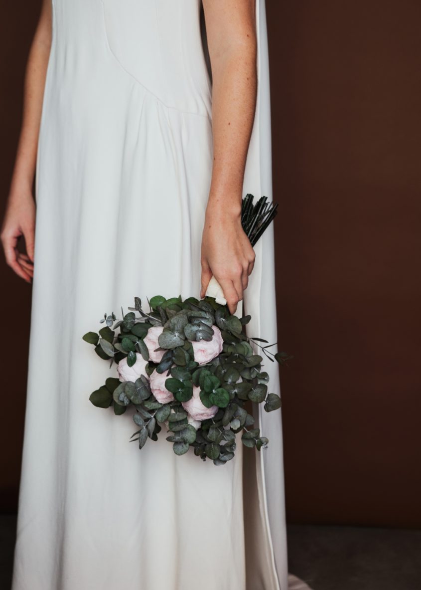 Ramo de novia desenfadado peonias y eucalipto preservado - Camomile Bouquet 5
