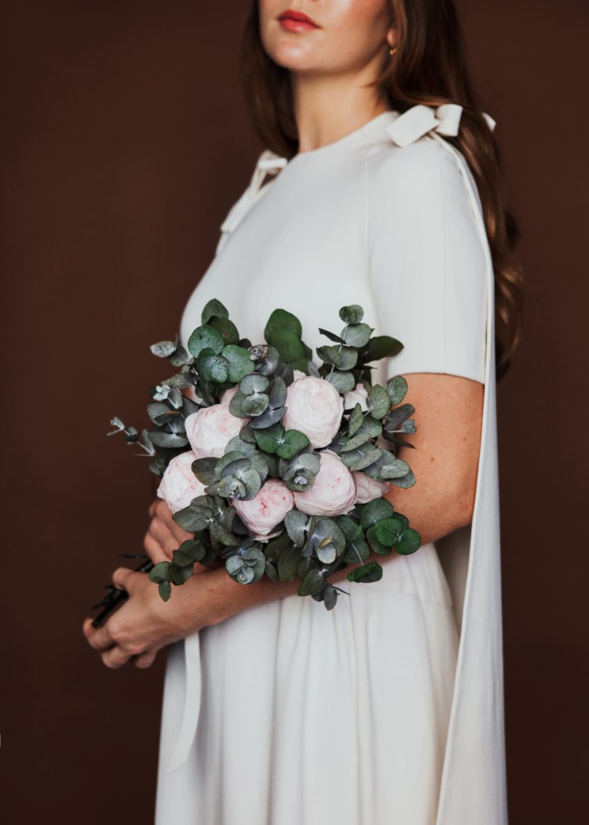 Ramo de novia desenfadado peonias y eucalipto preservado - Camomile Bouquet 7