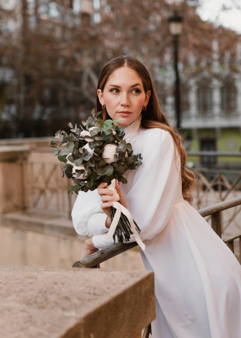Ramo de novia desenfadado peonias y eucalipto preservado - Camomile Bouquet