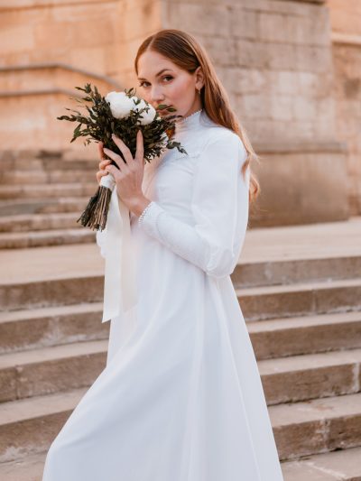 Ramo de novia ordenado peonias y lentisco preservado - Camomile Bouquet