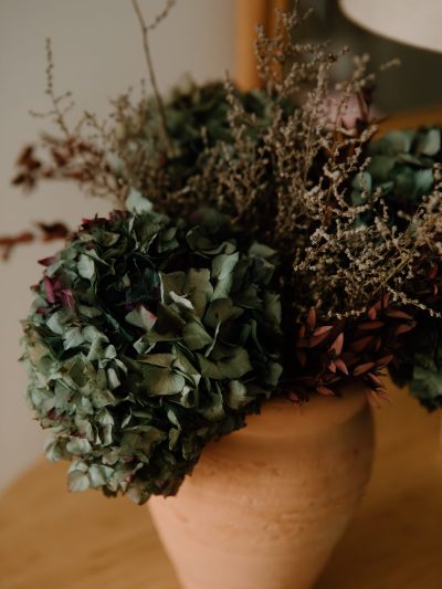 Centro de hortensias preservadas en jarrón de barro artesanal 1 - Camomile Bouquet