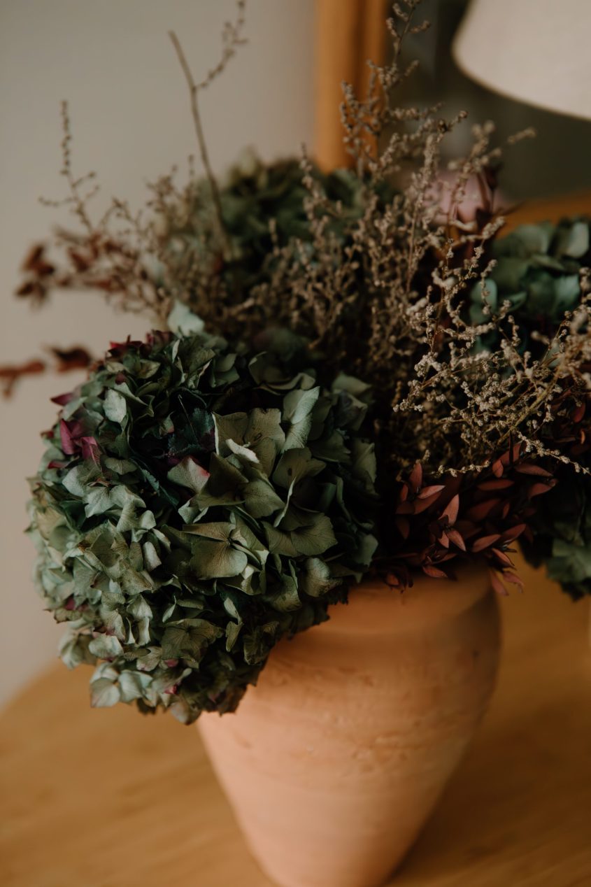 Centro de hortensias preservadas en jarrón de barro artesanal 1 - Camomile Bouquet