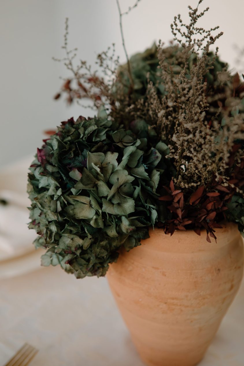 Centro de hortensias preservadas en jarrón de barro artesanal 2 - Camomile Bouquet
