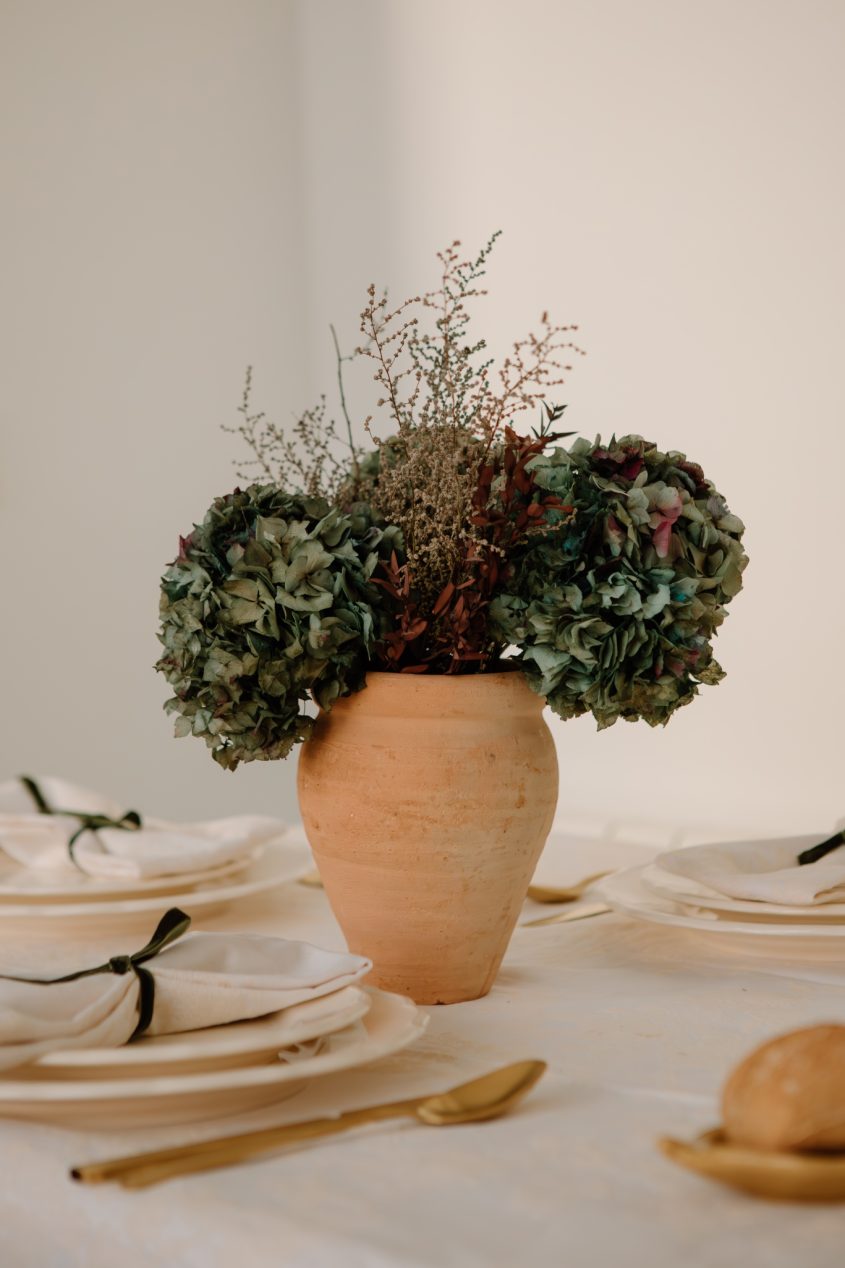 Centro de hortensias preservadas en jarrón de barro artesanal 3 - Camomile Bouquet