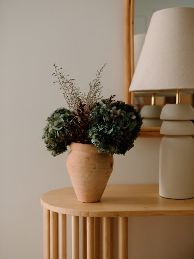 Centro de hortensias preservadas en jarrón de barro artesanal - Camomile Bouquet