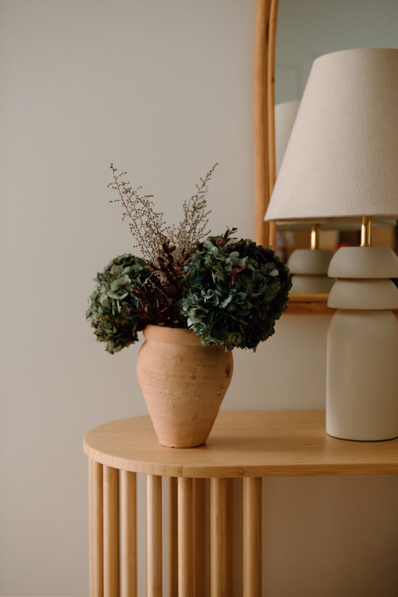 Centro de hortensias preservadas en jarrón de barro artesanal - Camomile Bouquet