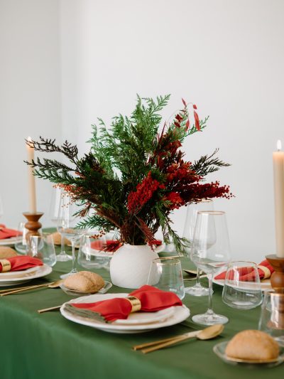 Centro navideño de flores preservadas con tuya y acacia roja 1 - Camomile Bouquet