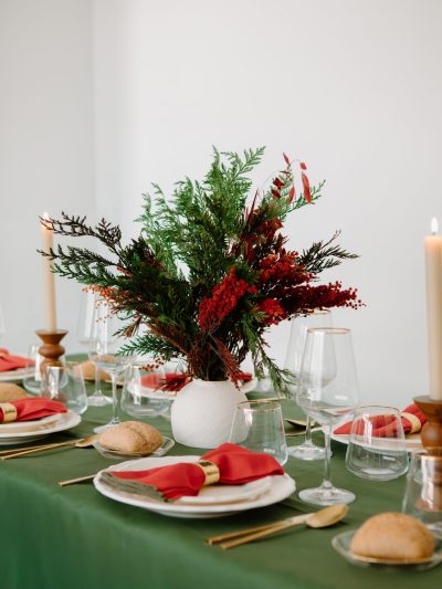 Centro navideño de flores preservadas con tuya y acacia roja 1 - Camomile Bouquet
