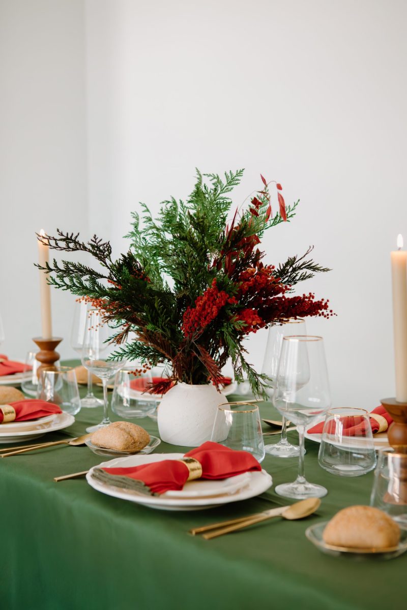 Centro navideño de flores preservadas con tuya y acacia roja 1 - Camomile Bouquet