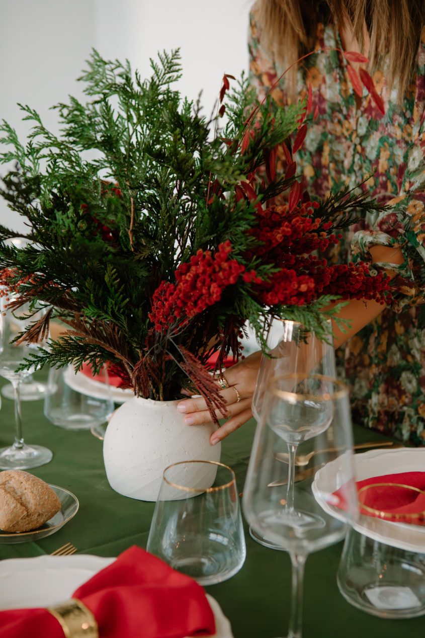 Centro navideño de flores preservadas con tuya y acacia roja 2 - Camomile Bouquet.jpeg