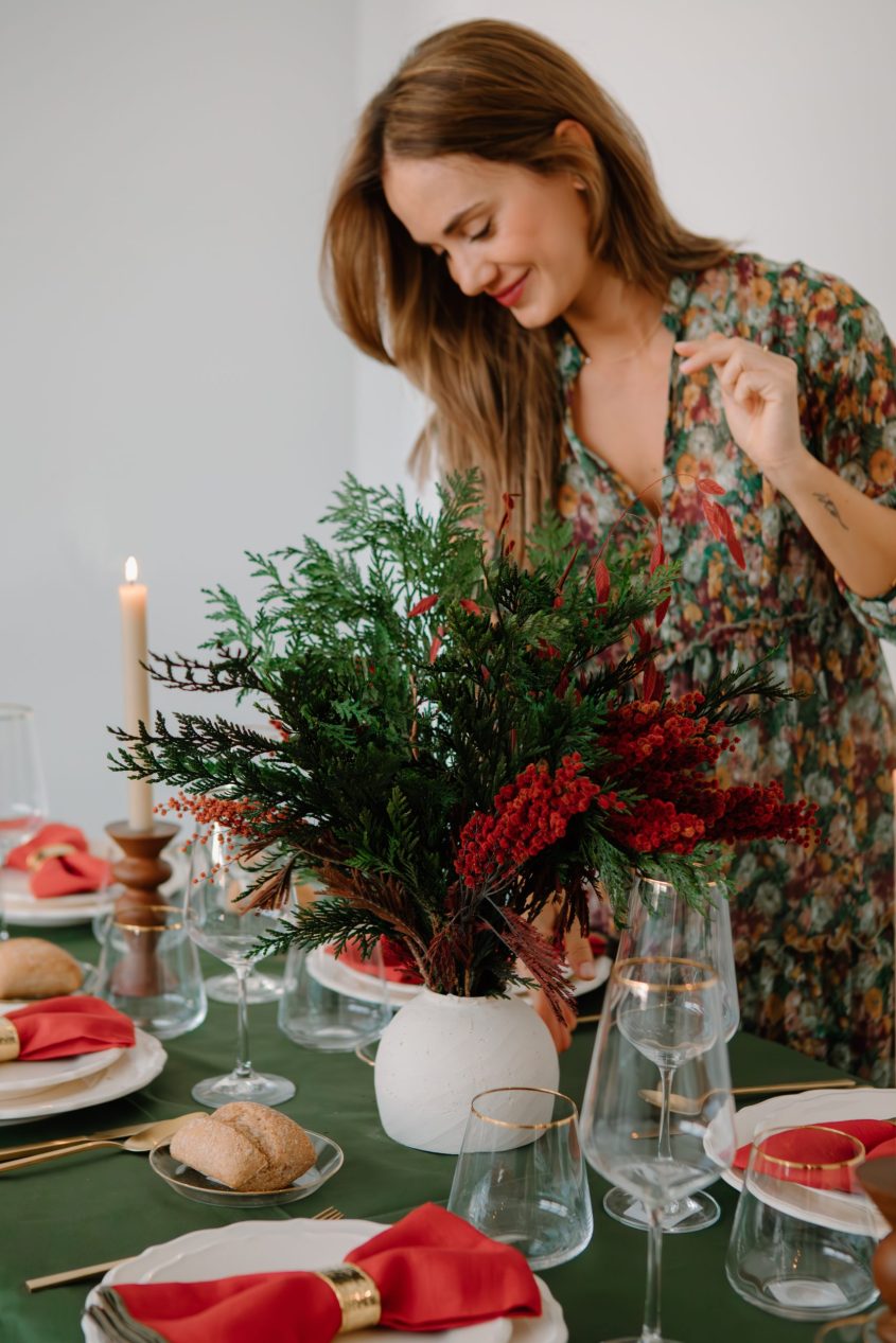 Centro navideño de flores preservadas con tuya y acacia roja 3 - Camomile Bouquet.jpeg.jpeg