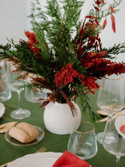 Centro navideño de flores preservadas con tuya y acacia roja- Camomile Bouquet