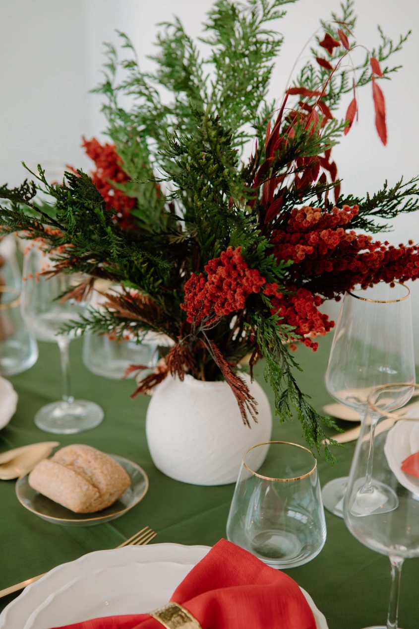 Centro navideño de flores preservadas con tuya y acacia roja- Camomile Bouquet