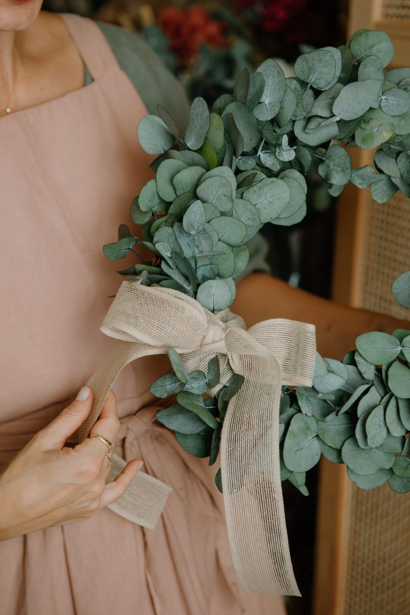 Corona eucalipto preservado - Camomile Bouquet